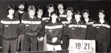 Anfang der 90er-Jahre lösten sich die TSG-Damenmannschaften auf. Dieses Bild aus einem Trainingslager im Januar 1986 zeigt (v. l.) Bettina Rolke, Trainer Alfred Brübach, Sylke Bromm, Andrea Nißalla, Cerstin Schuhmacher, Trainer Manfred Muster, Claudia Mai, Annegret Reese, Iris Vorsatz und Elke Zickermann. Anfang der 90er-Jahre lösten sich die TSG-Damenmannschaften auf. Dieses Bild aus einem Trainingslager im Januar 1986 zeigt (v. l.) Bettina Rolke, Trainer Alfred Brübach, Sylke Bromm, Andrea Nißalla, Cerstin Schuhmacher, Trainer Manfred Muster, Claudia Mai, Annegret Reese, Iris Vorsatz und Elke Zickermann.