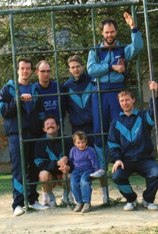 Die 1. Herren im Sommer 1994 (hinten, v. l.) Manfred Schaumburg, Thorsten Behn, Jens Dittig und Ralph Fitzek. (Vorne, v. l.) Joachim Schnitzerling, Julian und Frank Barth. Die 1. Herren im Sommer 1994 (hinten, v. l.) Manfred Schaumburg, Thorsten Behn, Jens Dittig und Ralph Fitzek. (Vorne, v. l.) Joachim Schnitzerling, Julian und Frank Barth.