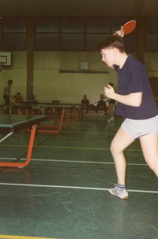 Volker Preilowski beim Rückhand-Topspin im Spiel gegen den OSC Vellmar III im April 1989