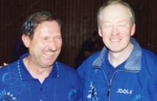 Im letzten Spiel der Aufstiegssaison 1998/99 trat die 1.Herren mit den erfahrensten Aktiven der Abteilung an: Heinz Dietrich (l.) und Volker Wendland